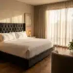 Chambre élégante avec lit king-size, fauteuil et grandes fenêtres