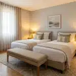 Chambre twin haut de gamme avec deux lits, éclairage chaud, décoration épurée