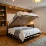 Lit escamotable relevé dans chambre contemporaine avec rangements bois