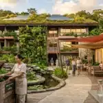 Femme composte dans un resort durable entouré de verdure