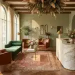 Réceptionniste dans un hall d'hôtel sophistiqué aux tons verts et dorés
