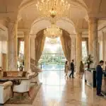 Grand hall d'hôtel élégant avec colonnes marbre et lustres cristal