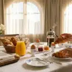 Table dressée avec croissants, fleurs blanches et vue panoramique