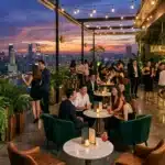 Rooftop bar animé avec vue sur skyline illuminé au crépuscule
