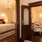 Chambre élégante avec lit et salon attenant décorés classiquement