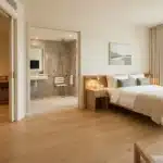 Chambre moderne avec lit king-size, salle de bain spacieuse et balcon