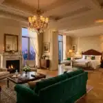 Suite hôtel de luxe avec vue panoramique sur ville illuminée