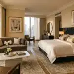 Chambre d'hôtel élégante avec lit king-size et salon moderne