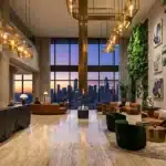 Hall moderne d'hôtel avec vue panoramique sur gratte-ciel