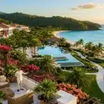 Villa luxueuse avec piscine surplombant plage turquoise