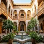 Cour intérieure avec fontaine, arcades et décoration islamique
